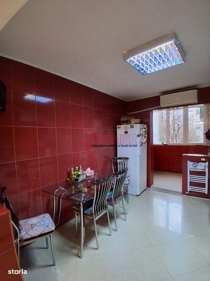 Apartament cu 4 camere în Berceni