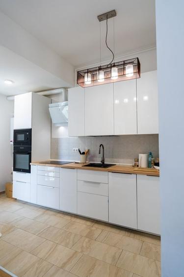 Apartament cu 3 camere semidecomandat, mobilat în Est