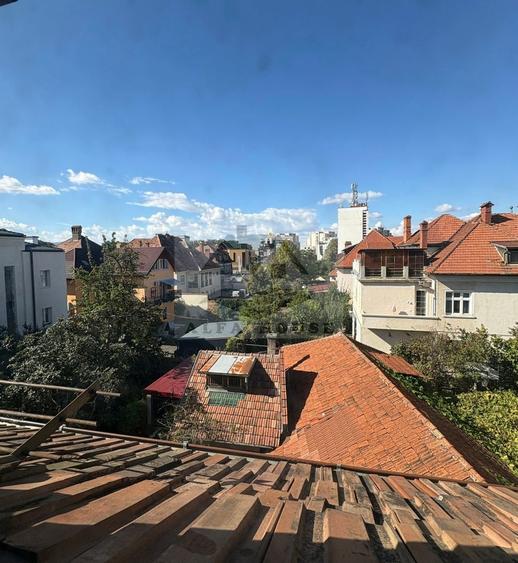 Casă individuală cu 10 camere cu Canalizare în Centrul Civic