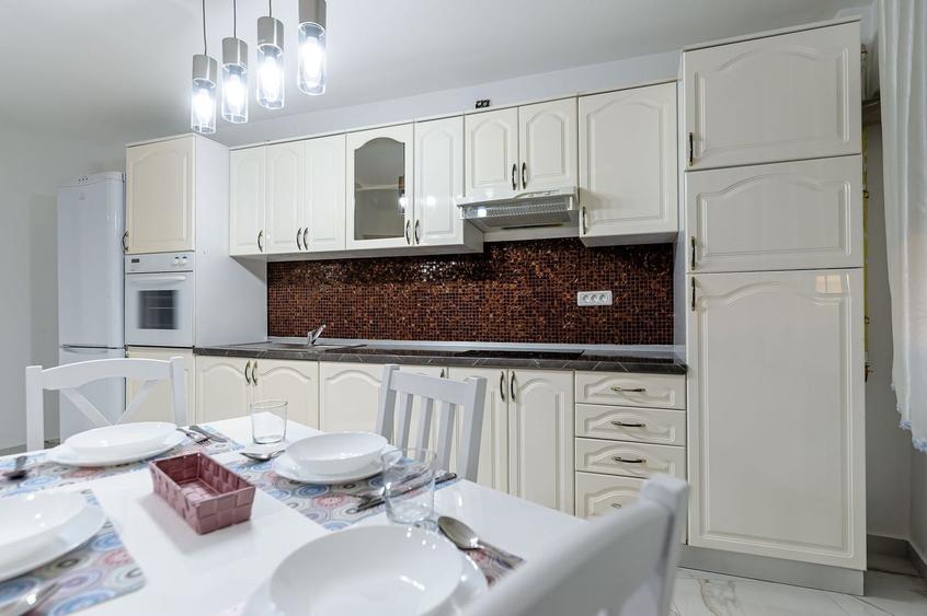 Apartament cu 3 camere decomandat, mobilat în P-ța Spitalului