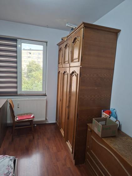 Apartament cu 3 camere semidecomandat în Rahova