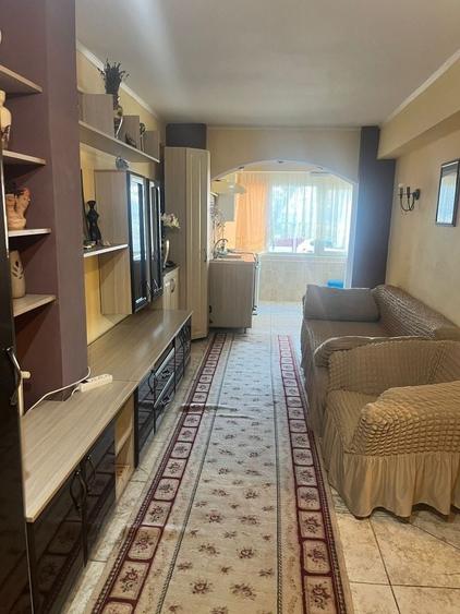 Apartament cu 3 camere decomandat în Crâng