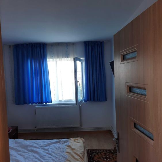 Vind apartament 2 cam.et.4 acoperis fara probleme.centrala si calorifere recent montate.mobila de bucatarie (aragaz,frigider) inclusa in pret - 1