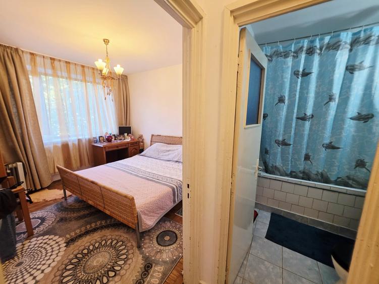 Apartament cu 3 camere semidecomandat în Democrației