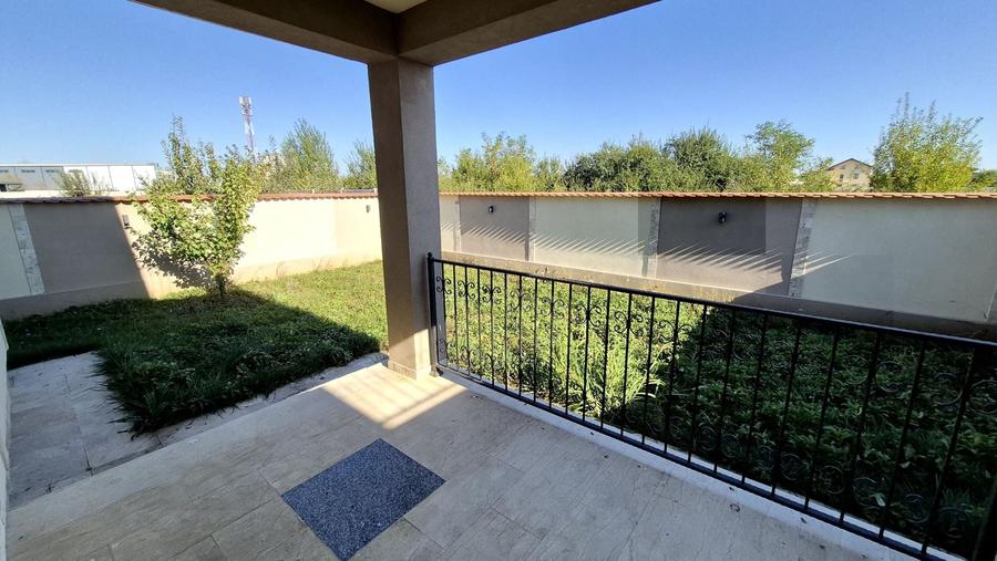 Casă cu 4 camere cu Canalizare în Est