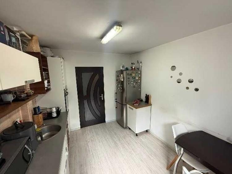 Apartament cu 3 camere decomandat în Sud