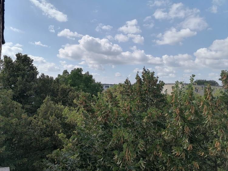 Apartament cu 3 camere semidecomandat, mobilat în Trivale
