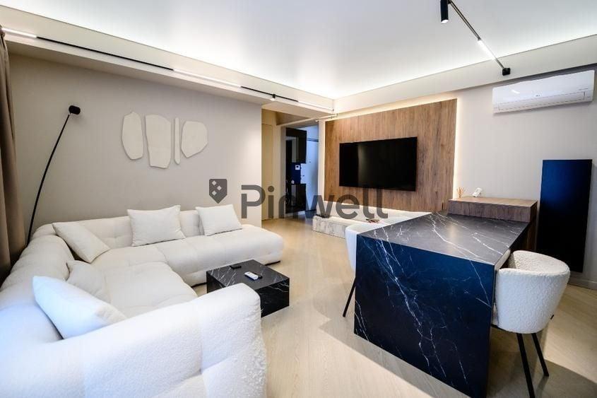 Apartament cu 3 camere semidecomandat, mobilat în Central