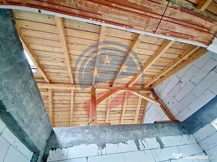 Casă cu 7 camere cu Teren 500 Mp în Central