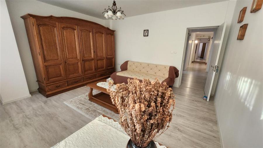 Apartament cu 4 camere decomandat, mobilat în Ipotești