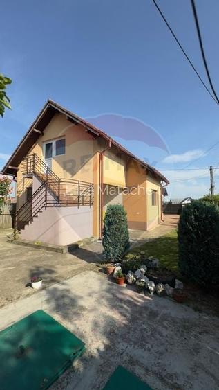 De vanzare 2 Corpuri de Casa si Teren 1388 mp in Geamana, Bradu