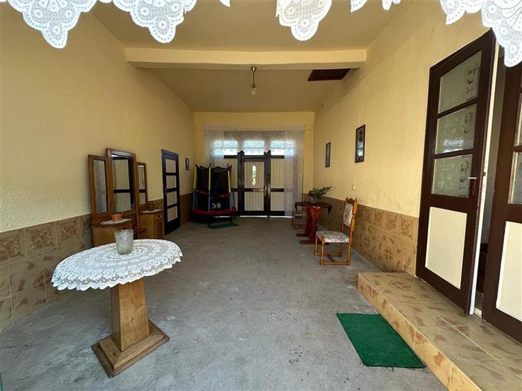 Casa Solida, pentru Familie extinsa,  cu Gradina si Teren, Doclin - 30