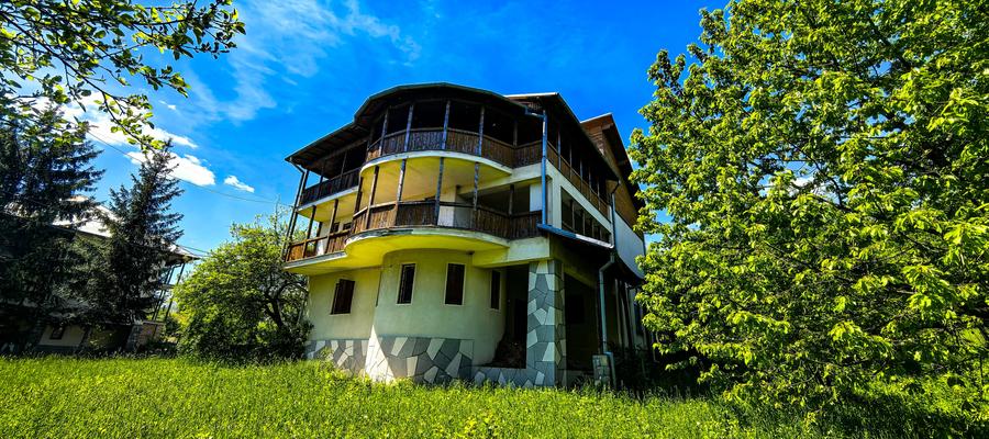 Complex imobiliar format din 2 Vile si un teren generos de 3659Mp - 1