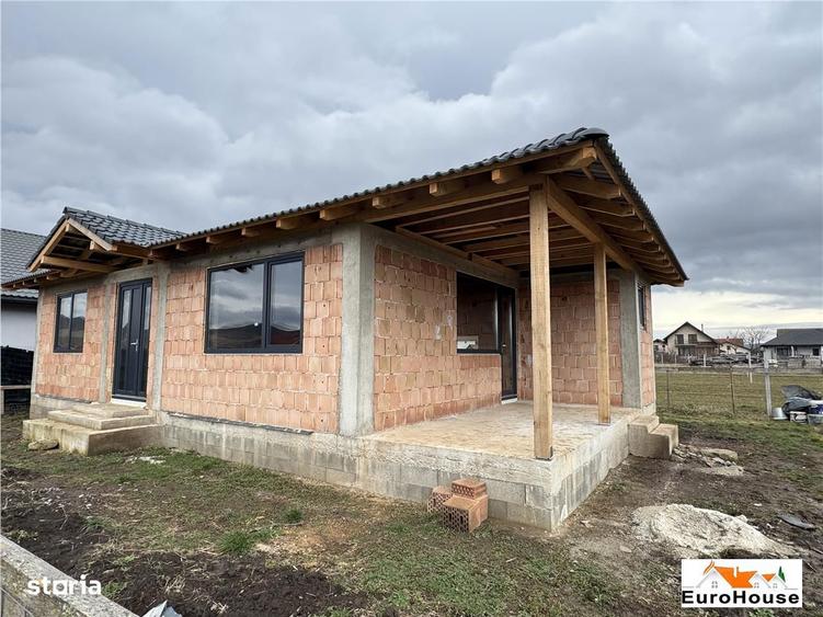 Casa la rosu de vanzare in Alba Iulia - 1