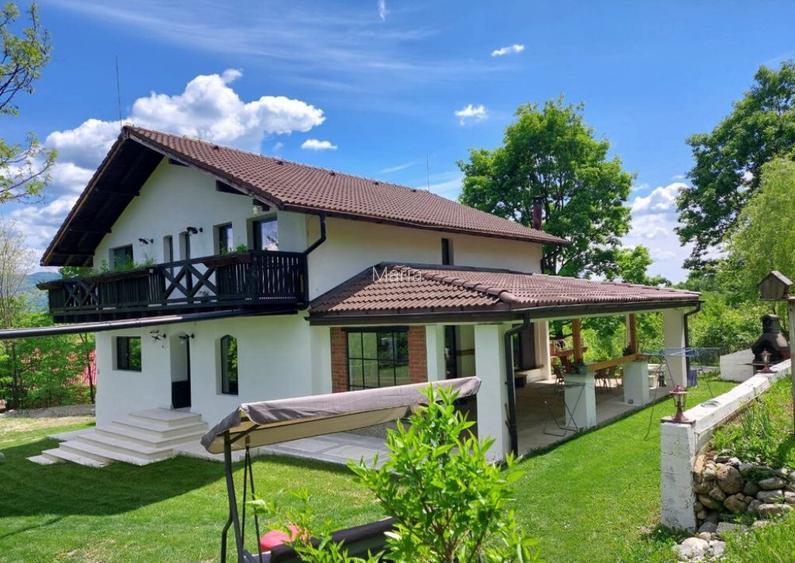 Casa cu peste 1HA pamant la poalele muntelui Cozia Casa cu peste 1HA pamant la poalele muntelui Cozia