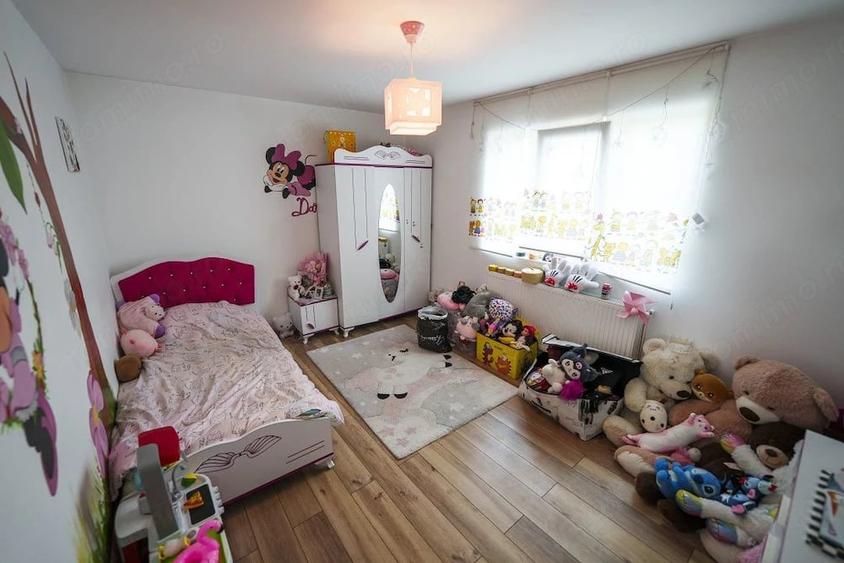 Casă cu 5 camere cu Teren 301 Mp în Cernele