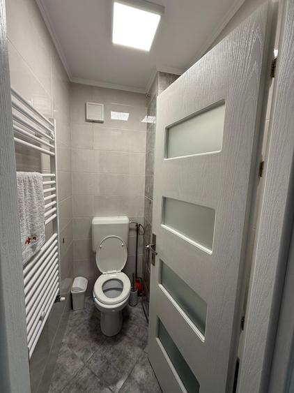 Apartament cu 4 camere semidecomandat, mobilat în Policlinica