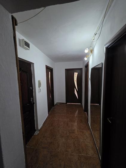 Apartament cu 3 camere decomandat în Girocului
