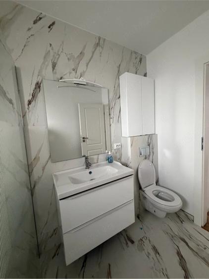 Apartament cu 3 camere semidecomandat în Florești