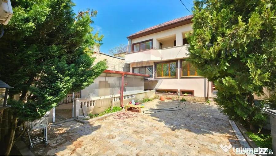 Casă cu 7 camere cu Teren 350 Mp în Lacul Morii