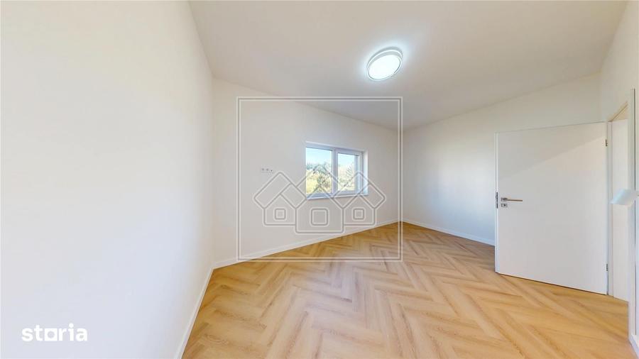 Apartament cu 4 camere în Cristian