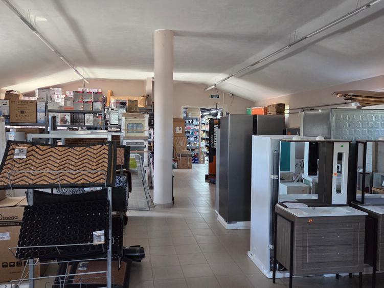 Spațiu comercial, de 598 mp, în Lespezi