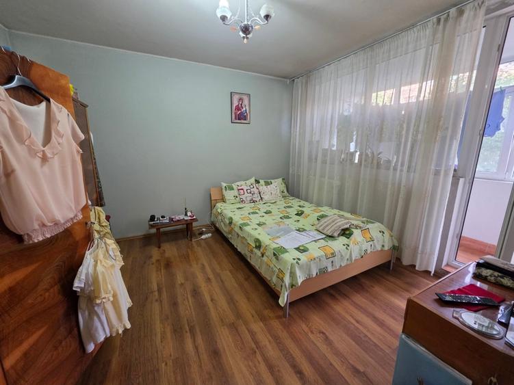 Apartament cu 3 camere decomandat în Titan
