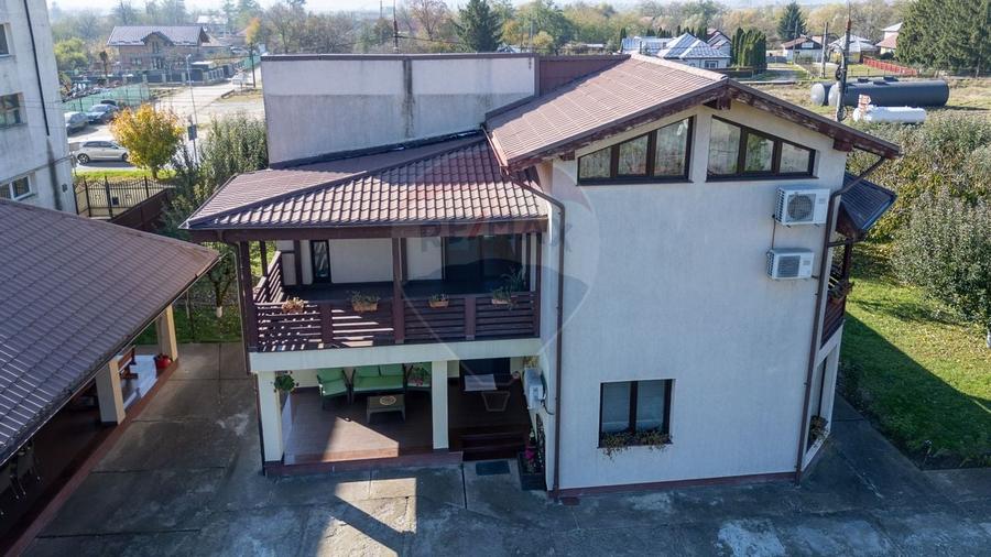 Vilă cu 7 camere de vânzare în zona Centrală Orașul  BUHUȘI - 2