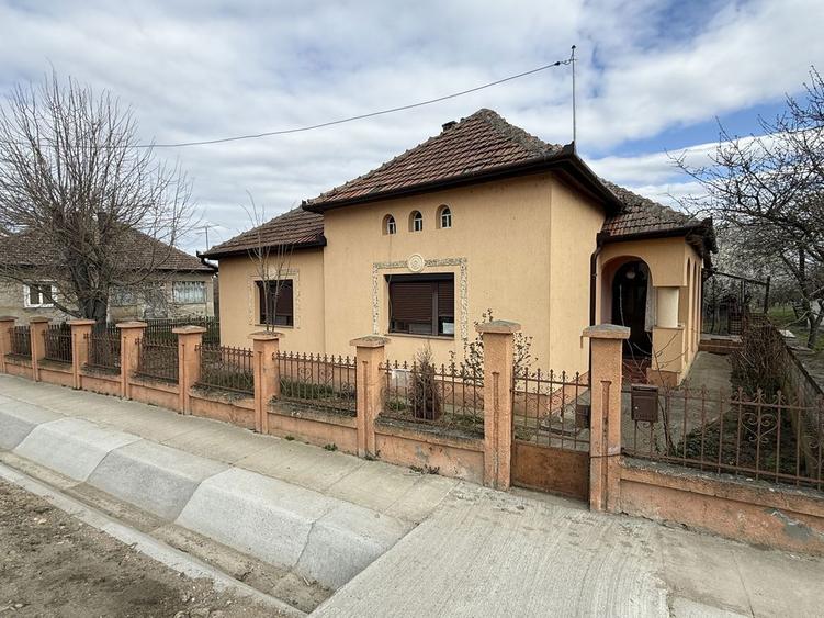 Ofer spre vanzare Casa 3 camere + Teren 47 Arii in comuna Lipau - 1