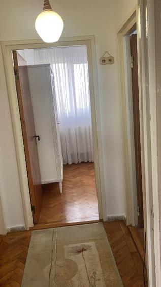 Ofer spre închiriere apartamentul cu trei camere în Drumul Taberei la Favorit  - 6