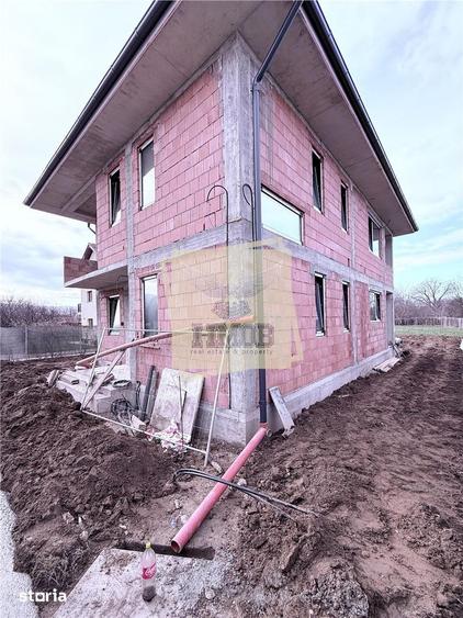Casă cu 5 camere cu Teren 478 Mp în Cristian
