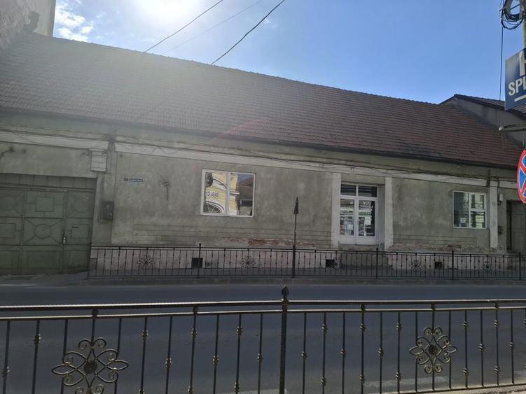 Vand imobil situat in centrul orasului. - 1