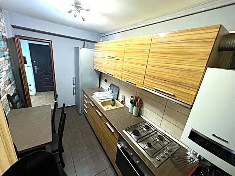 Apartament ETAJ 2 cu 3 camere complet renovat si utilat LA CHEIE - 1