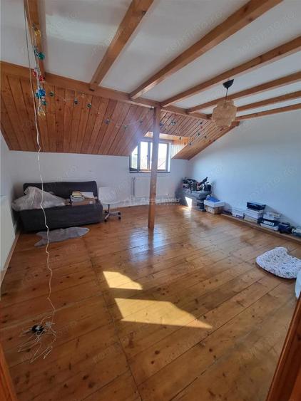 Casa-vila si teren in Nanov - 16