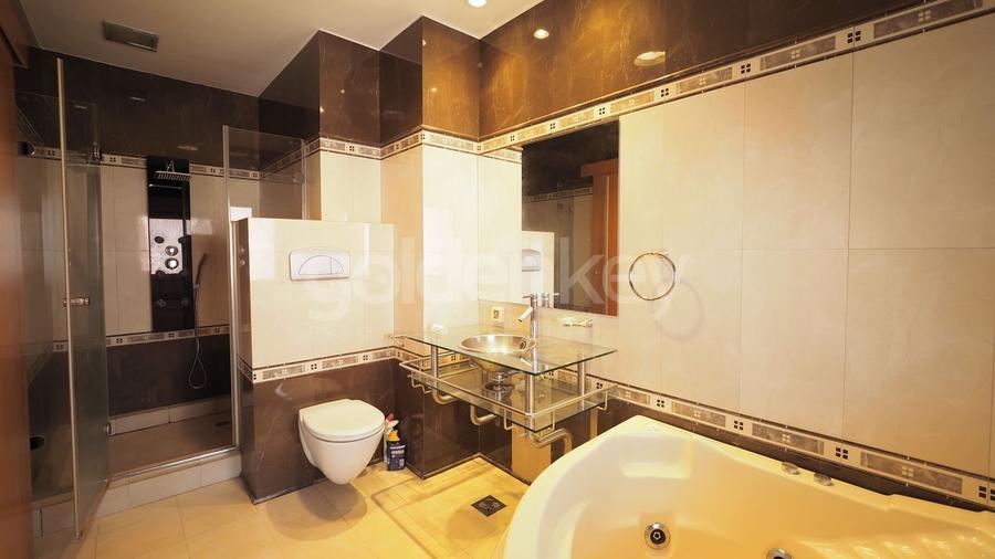 Vila nemobilata in complex cu piscina | 2 garaje - 13