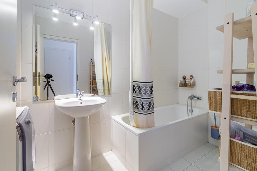 Apartament cu 3 camere semidecomandat, mobilat în Calea Călărașilor