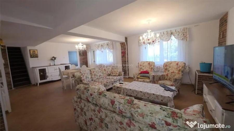 Casă cu 8 camere cu Teren 342 Mp în Central