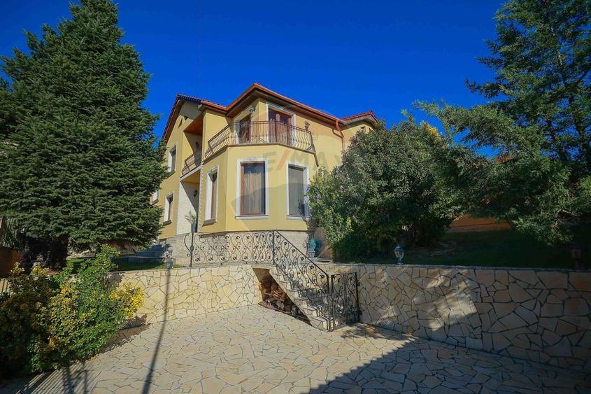 De vânzare vilă cu 7 camere, drum privat, în zona de Dealuri - 32