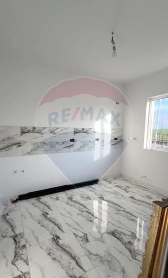 Casă cu 3 camere  toate utilitățile - 105.000E cu teren in  concesiune - 3