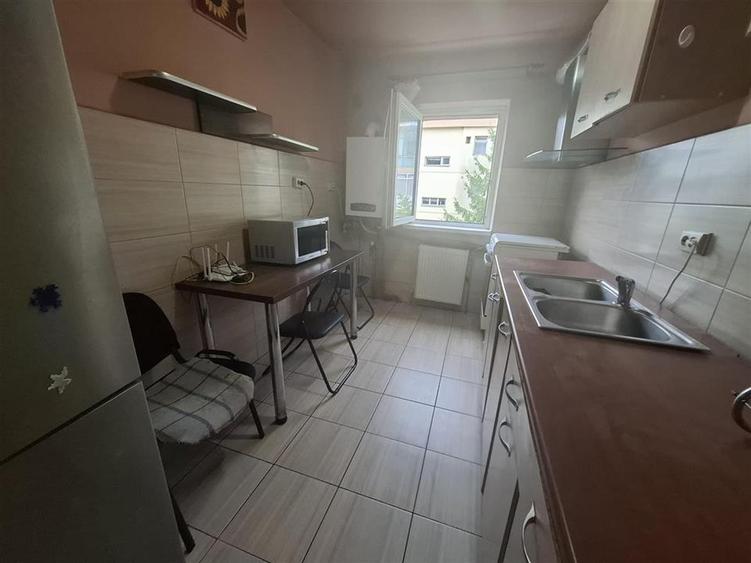 Apartament cu 4 camere decomandat în Hipodrom 3