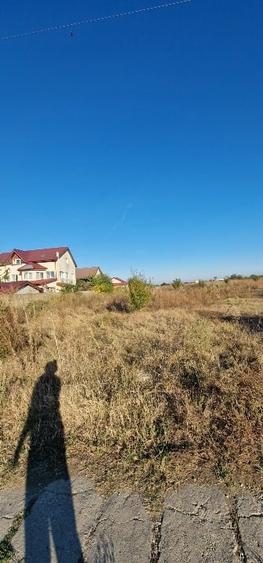 Teren Construcții intravilan de 700 mp, în Est