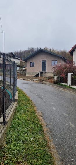 Casă cu 3 camere cu Teren 1128 Mp în Vlădești