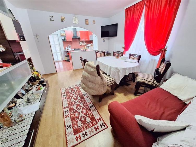 Casă individuală cu 8 camere cu Teren 421 Mp în 9 Mai