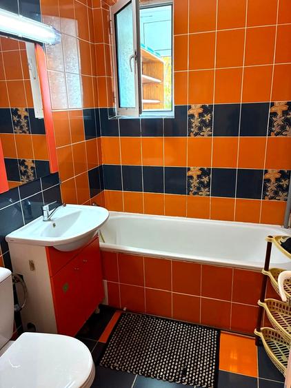 Apartament cu 3 camere semidecomandat, mobilat în Podu Roș