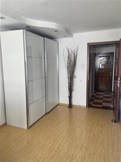 Apartament cu 3 camere semidecomandat, mobilat în Tei