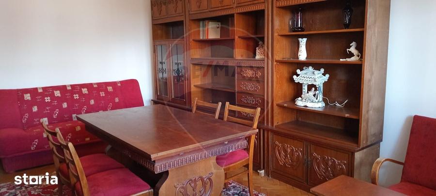 Apartament cu 3 camere decomandat în Pârneava