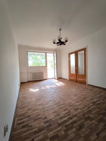 Apartament cu 3 camere decomandat în Valea Ialomiței