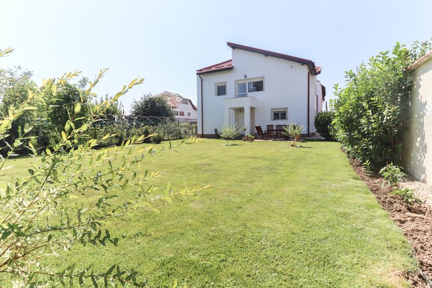Duplex cu 4 camere cu Canalizare în 1 Decembrie