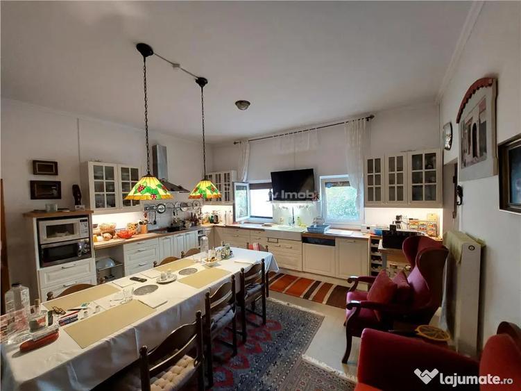 Casă cu 5 camere cu Teren 7241 Mp în Central