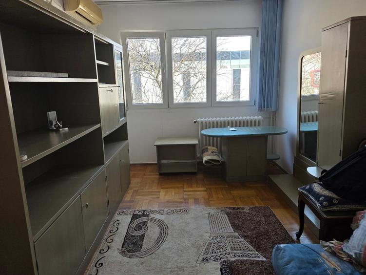 Apartament cu 4 camere decomandat, mobilat în Titan